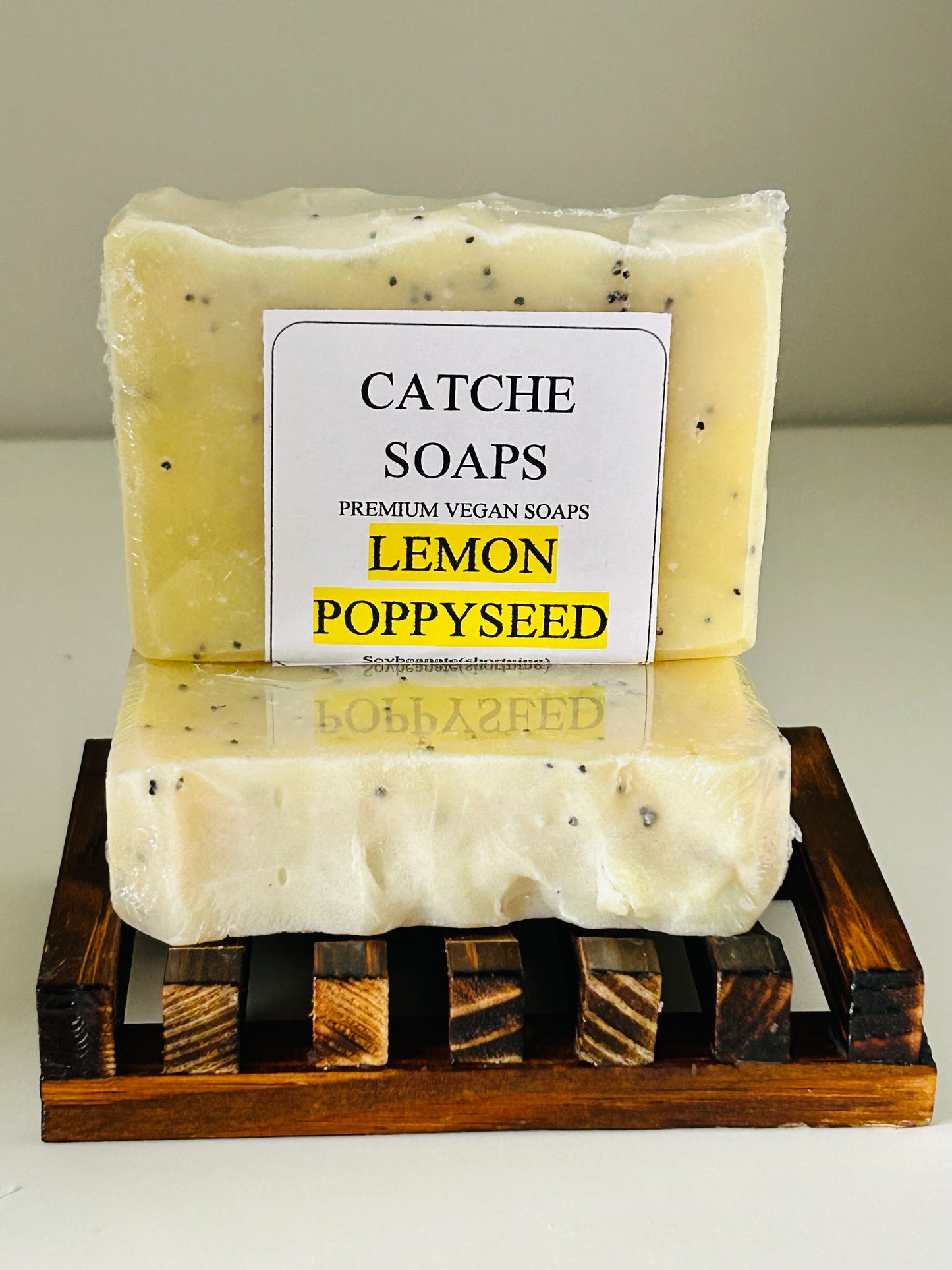 Light lemony scent with poppy seed for soft exfoliation.