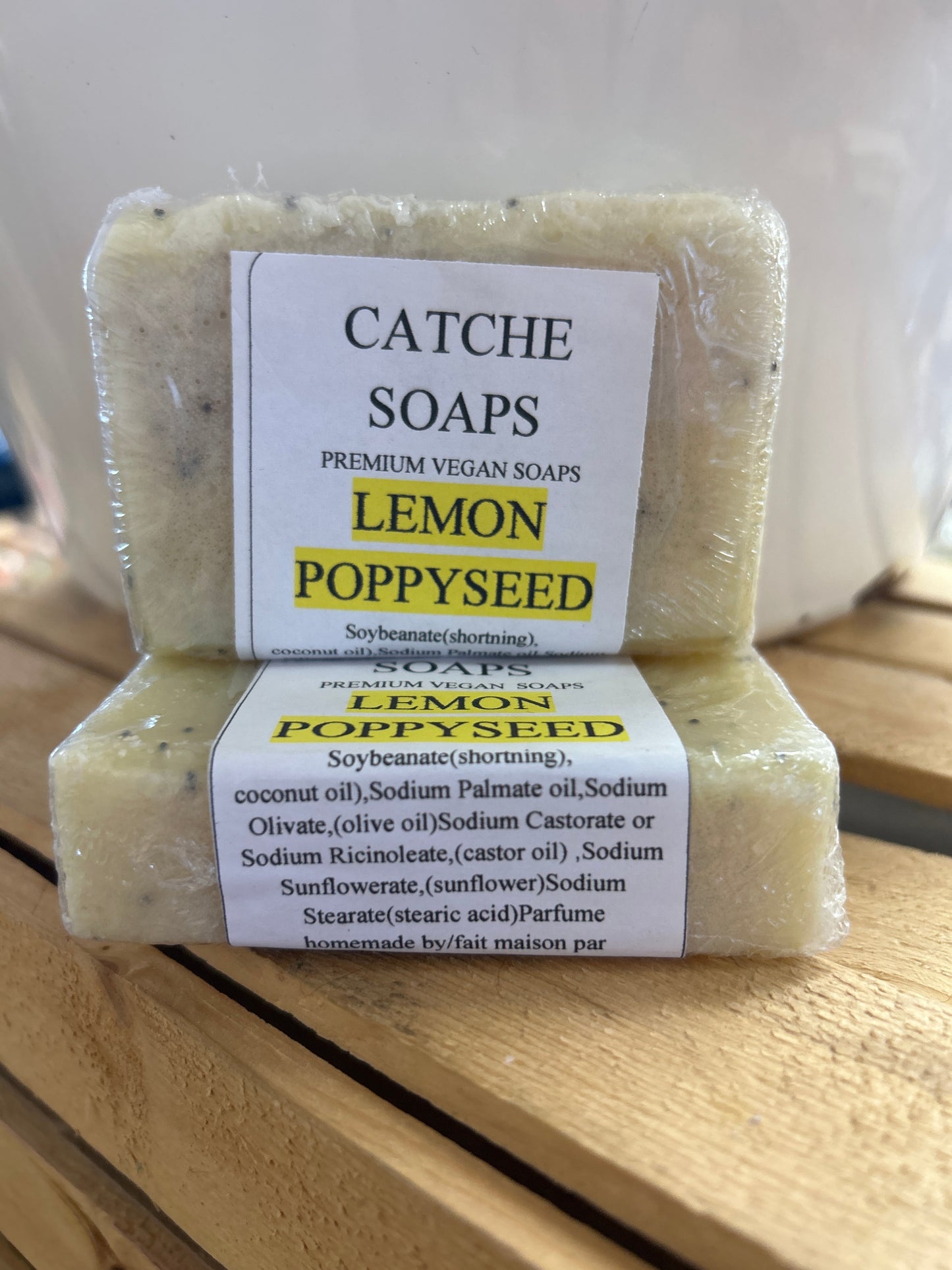 Light lemony scent with poppy seed for soft exfoliation.